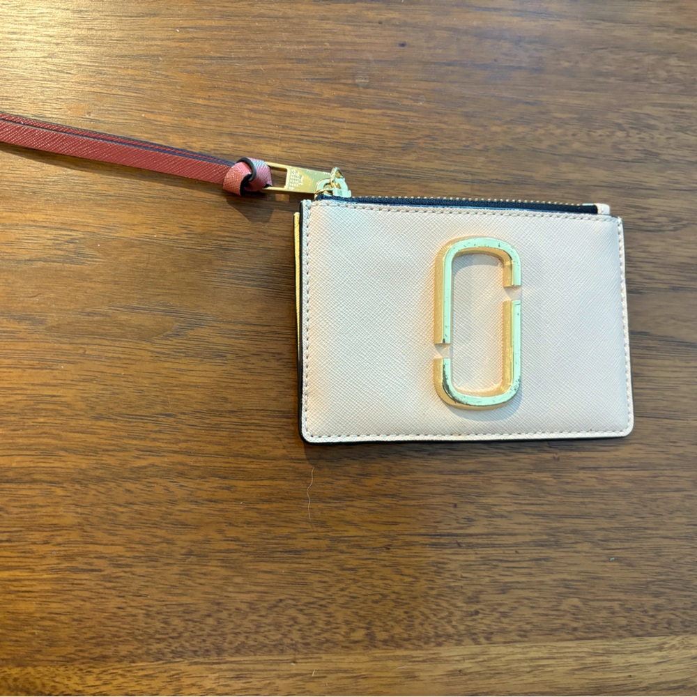 Marc Jacobs THE UTILITY
SNAPSHOT TOP ZIP MULTI WALLET